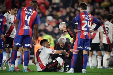 MDZol | Maxi Salas lesionado en el piso en River-San Lorenzo