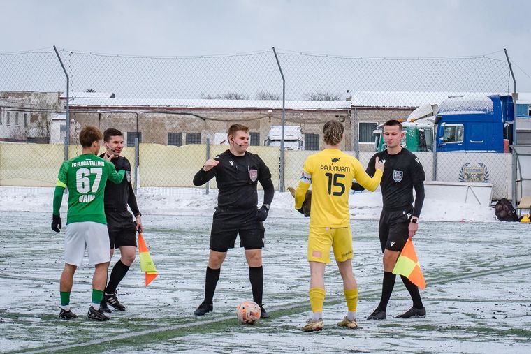 El joven árbitro llegó a dirigir varios partidos de la primera división de su país natal. El joven árbitro llegó a dirigir varios partidos de la primera división de su país natal.