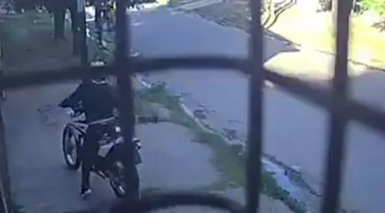 Los motochorros perpetraron un tiroteo y robo contra un joven para robarle su moto en el partido de Esteban Echeverría.