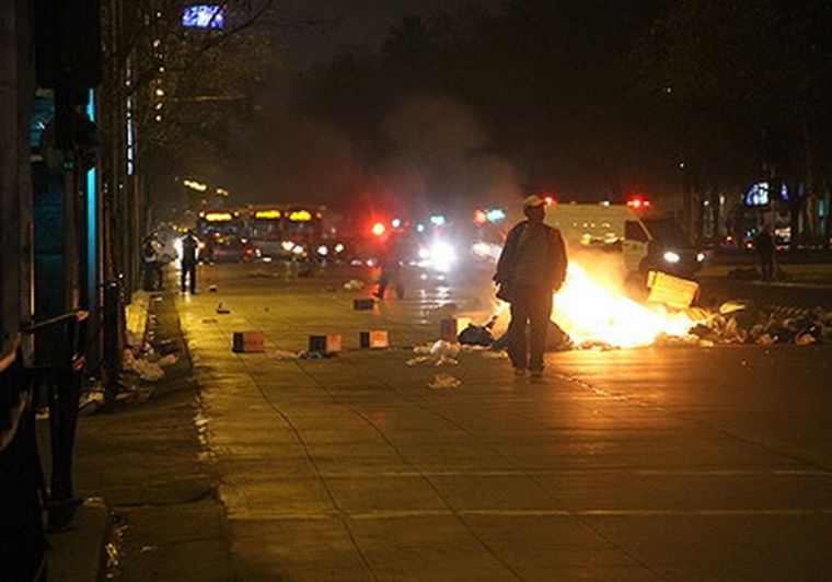 Restos de barricada en pleno centro. Foto: UPI