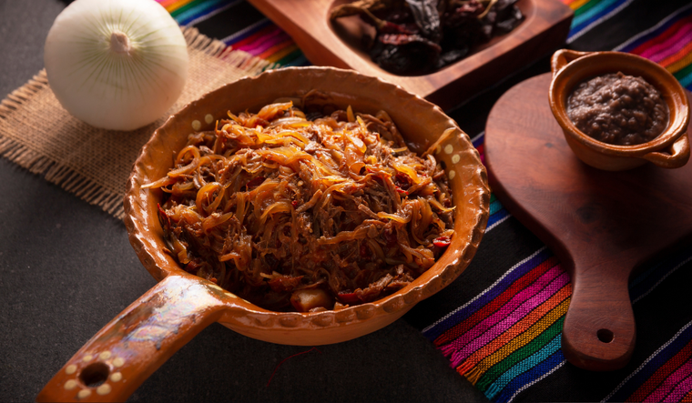 Aunque la receta tradicional se hace con res, también existen versiones con pollo, cerdo o incluso atún, adaptándose a los ingredientes disponibles en cada hogar mexicano. Aunque la receta tradicional se hace con res, también existen versiones con pollo, cerdo o incluso atún, adaptándose a los ingredientes disponibles en cada hogar mexicano.