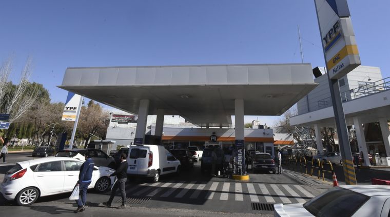 Los combustibles aumentaron en torno a un 4% este lunes Foto: Rodrigo DAngelo / MDZ
