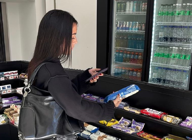 Una aplicación, un código QR y una puerta que se abre: así es el kiosco futurista mendocino.