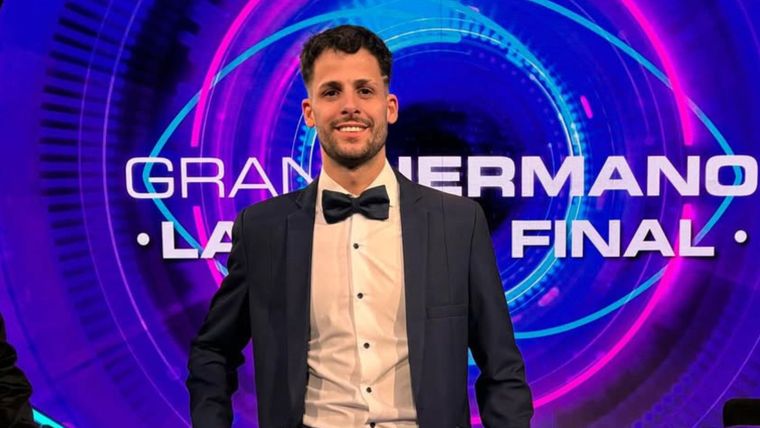 Joel Ojeda presentó a su nueva novia y lució un cambio estético.