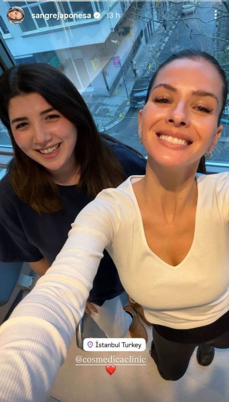 La postal de la discordia: la sonrisa de la actriz y la etiqueta a la clínica de implantes. La postal de la discordia: la sonrisa de la actriz y la etiqueta a la clínica de implantes.