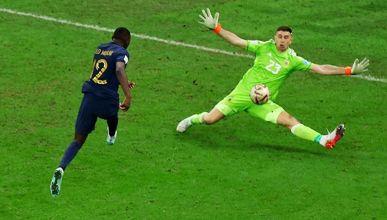 La FIFA publicó un video de la atajada del Dibu Martínez a Kolo Muani. Foto: NA