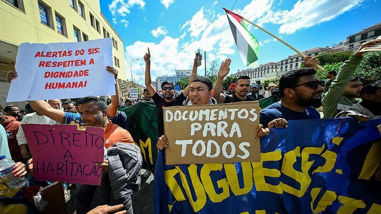 Los migrantes indocumentados han protestado en Portugal contra el endurecimiento de las políticas migratorias.