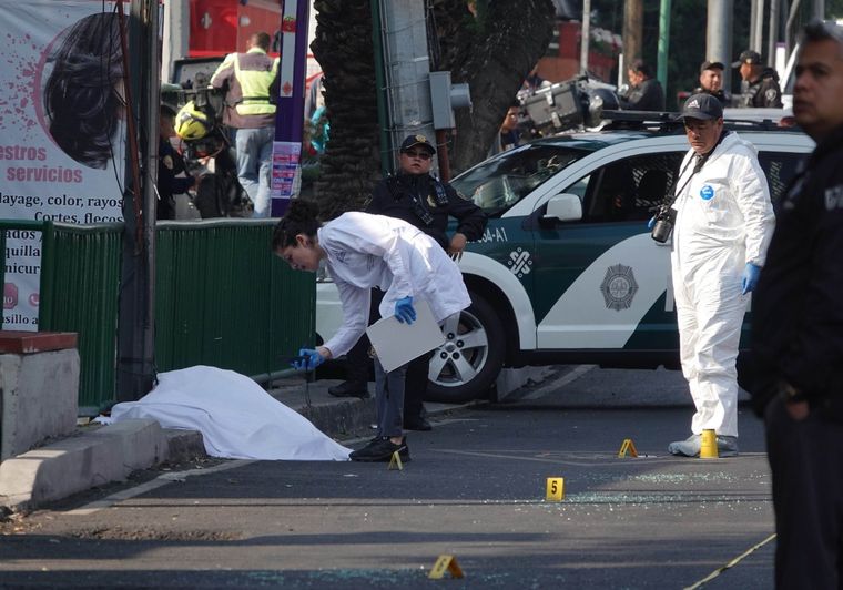 Policía científica mexicana en la escena del crimen Foto: X/@SVElClarin