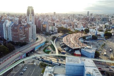 MDZol | La ciclocía elevada permite a ciclistas y peatones conectarse con diferentes barrios de la Ciudad de Córdoba evadiendo la congestión vehicular. Foto: Municipalidad de Córdoba