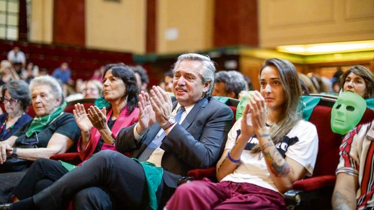 Vilma Ibarra, a la derecha de Alberto Fernández