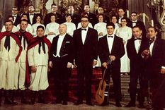 En 1964, Ariel Ramírez y Los Fronterizos grabaron la Misa Criolla, que trascendería como una de las obras más importantes de la historia musical del país Foto: X @cremetoursBA