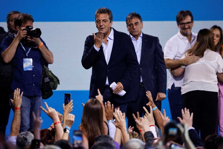 Sergio Massa subió al escenario y reconoció su derrota en el balotaje ante Javier Milei Foto: NA
