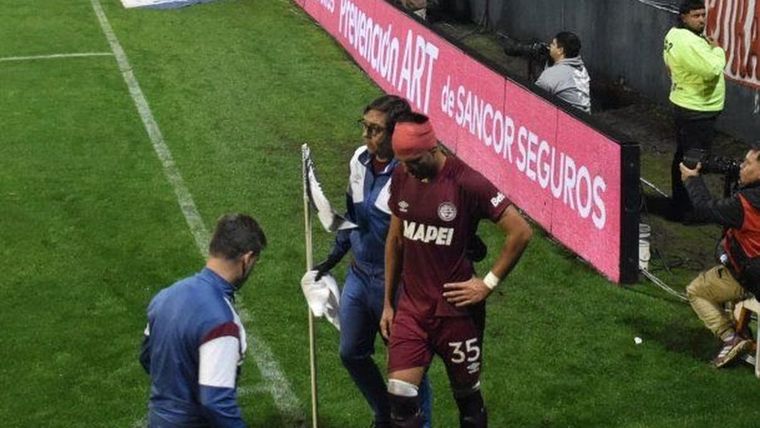 Así se retiraba Ronald Dejesúsm defensor de Lanús, tras sufrir un duro choque de cabezas en el partido ante Huracán por la Copa Argentina.
