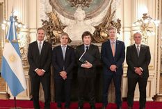 Milei junto a su equipo económico Foto: Presidencia