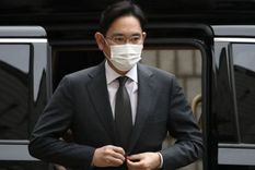 Lee Jae Yong fue sentenciado a dos años y seis meses de cárcel por malversación y soborno.