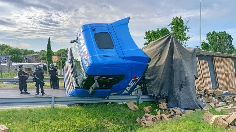 Los vecinos se llevaron miles de litros de aceite. Foto: Twitter (@RosarioNuestro)