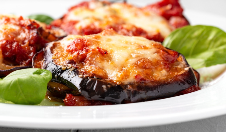 Plato clásico italiano: berenjenas a la parmesana paso a paso Foto: Shutterstock