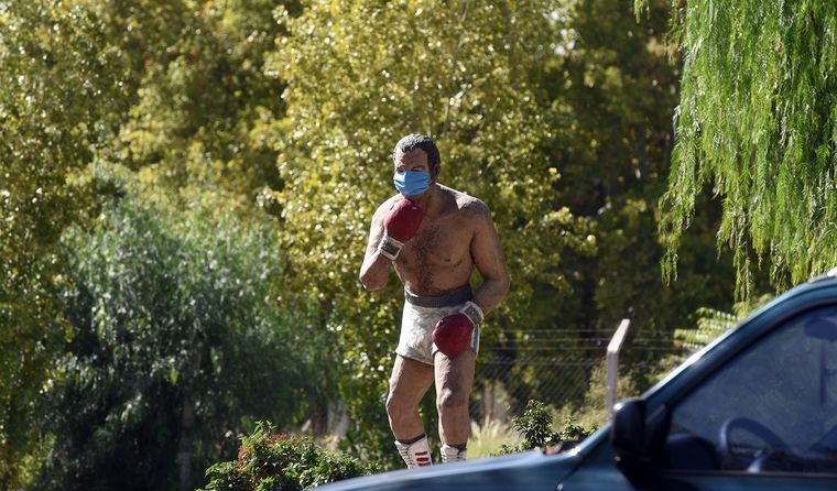 Nicolino con barbijo. La imagen de la estatua del mítico boxeador se convirtió en un símbolo de la pandemia en Mendoza. Nicolino con barbijo. La imagen de la estatua del mítico boxeador se convirtió en un símbolo de la pandemia en Mendoza.