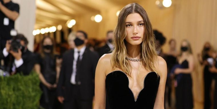 El vestido negro que se ganó el corazón de Hailey Bieber y Olivia Rodrigo Foto: AOL