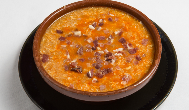 En muchas regiones, la receta de sopa castellana se sirve como desayuno caliente. En muchas regiones, la receta de sopa castellana se sirve como desayuno caliente.