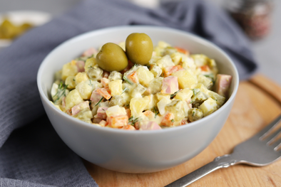 MDZol | La receta de ensaladilla rusa tiene su origen en Rusia, pero se adaptó en España incorporando ingredientes locales como atún y pimientos, convirtiéndose en un clásico de la cocina española.