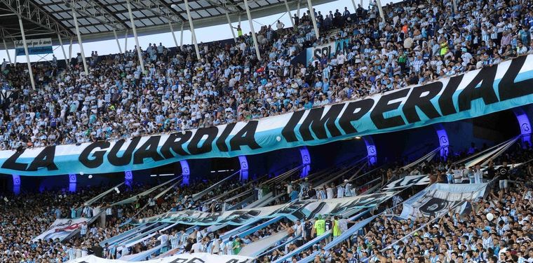 Hinchada de Racing. Foto: Télam