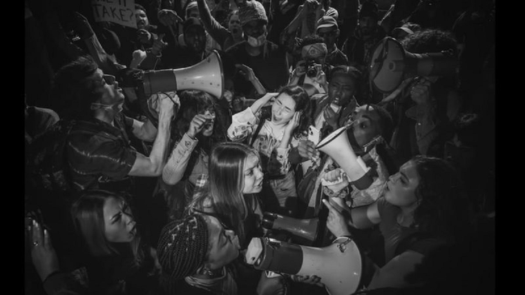 Uno de los anuncios que se emitieron durante el Super Bowl mostraba escenas de violencia y desorden para después asegurar que Jesús amaba a las personas que odiamos. Foto: HEGETSUS.COM