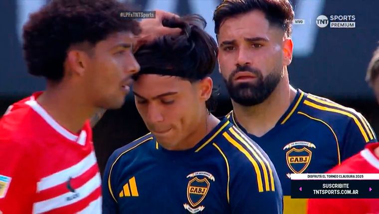 Cristian Medina consoló al Changuito Zeballos al finalizar el primer tiempo.